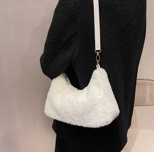 Sac à main en peluche pour femmes avec grande capacité nouveau sac à main à bandoulière unique à la mode et mignon automne et hiver grand sac en peluche texturé style blanc