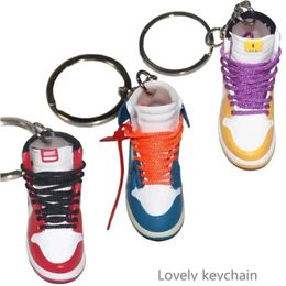 Liquidadores de peluche 2/10 piezas delicadas 3D mini zapatillas de llave simulación de cadena de baloncesto divertida anillo de llave de diatismo dio de llavero accesorio de accesorios 230927