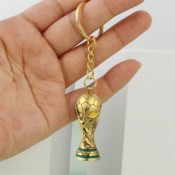 Llaveros de felpa 2 uds trofeos de la Copa del Mundo llavero decoración colgante aleación artesanía colgante para fanáticos de la pelota regalos de moda 220922