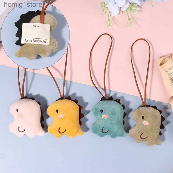 Cléchains en peluche mignon dinosaure nom autocollant pendentif dessin animé animal en peluche en peluche de marque anti-perd-perse tag char charchette sac de trousque décor y240415