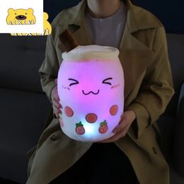 Pluche oplichtend speelgoed Boba-gevulde pluche met LED-verlichting Bubble Tea-kussen Schattig knuffelpopkussen Pluche kleurrijke nachtverlichting Gloeiend superzacht cadeau 231212