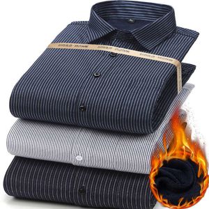 Pluche gevoerde mannen formele gestreepte shirt herfst en winter mode warme casual shirt composiet dikke losse mannen kleding 210531