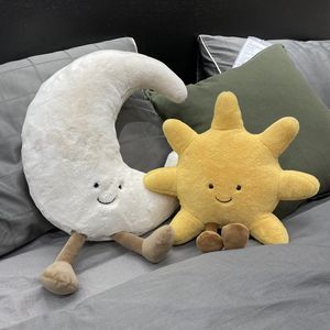 Oreillers en peluche Coussins Ins Peluche Jaune Soleil Blanc Lune Forme Coussin En Peluche Kawaii Coussin Décoration De La Maison Fille Chambre Oreiller Cadeau D'anniversaire 230926