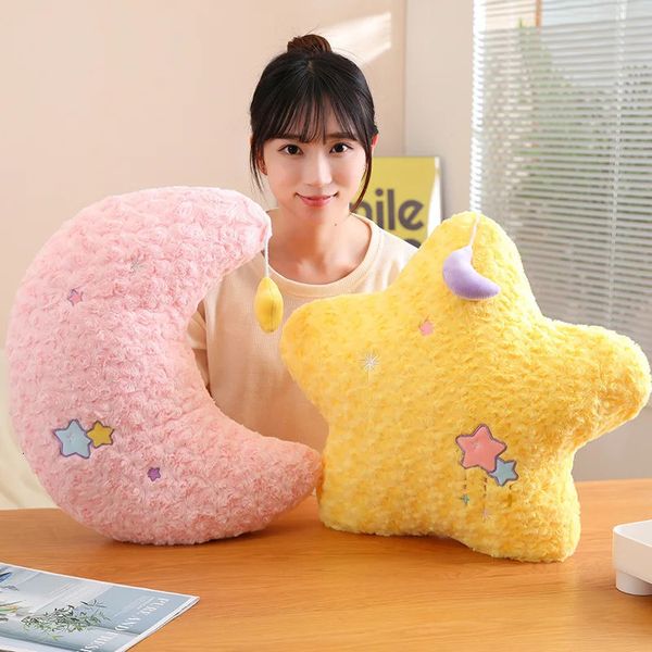 Almohadas de felpa Cojines Starmoon Throw Toy Estrellas amarillas Luna púrpura Cojín para sofá Almohada para la siesta Almohada para la siesta de oficina Enviar regalo de vacaciones para niñas 231031