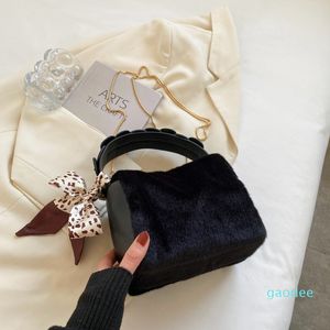 Petit sac en peluche femme automne et hiver style chaud nouveau sac de messager portable à la mode sauvage