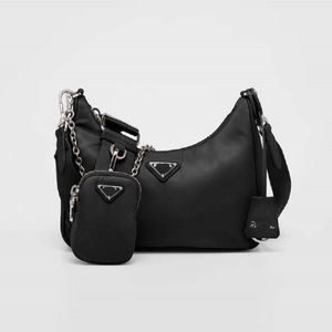 Designer bag Classic Luxury Chain Fashion 2005 Crossbody Hobo Purses Sale Womens Lady Shoulder Fashion Wallet Bag Lettres de grande capacité