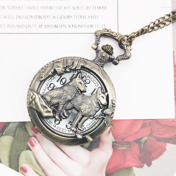 Relojes de bolsillo 2023 Diseño Bronce Perro Lobo Hueco Fob de cuarzo con cadena Reloj colgante fresco Regalo para mujeres Hombres