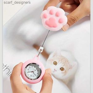 Relojes de bolsillo Cute Cat Paw Nurse Brooch Sile con clip de cuidados de salud telescópicos retráctiles médico paramédico de bolsillo médico Y240410