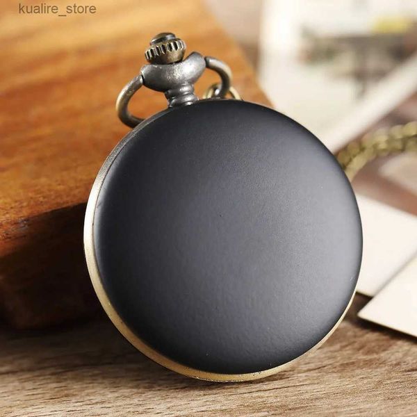 Montres de poche Fashion Black Matte Surface Quartz Pocket Exquis Elegant Retro pour hommes Femmes Poche avec Collier L240402