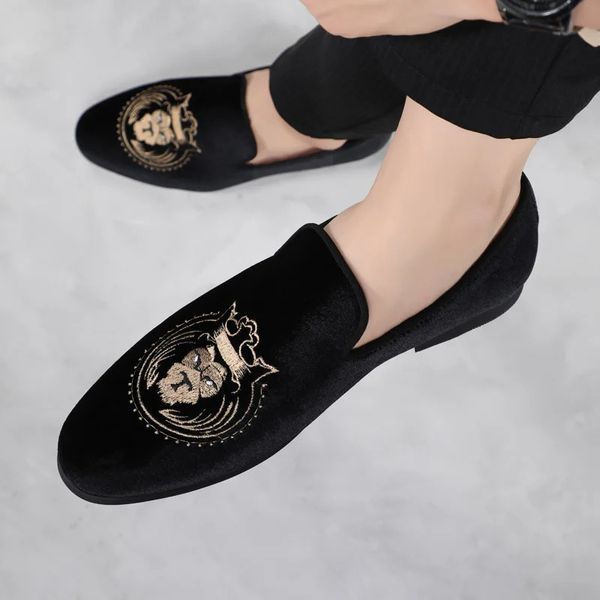 Diseñador de bordado negro puntiagudo zapatos Veet Shoes Men Mocasines casuales vestidos de vestido formal sapatos tenis masculino d