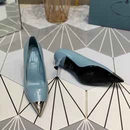 Puntige fijne hak ijzeren teen driehoek merk enkele damesschoenen Star-stijl mode comfortabele enkele schoenen ontwerp platform ontwerper fabriek schoenendoos