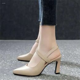Chaussures pointues sandales hautes femmes talons talon épais talon doux sexy pU cuir slip de cuir sur pompes haut de gamme de couleurs solides.