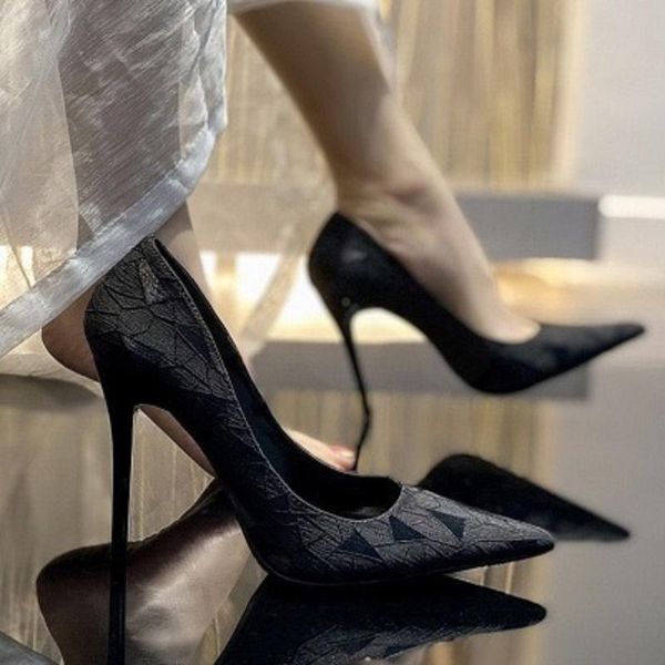 Zapatos de tacón alto de aguja coreanos que combinan con todo el dedo del pie puntiagudo Vestido