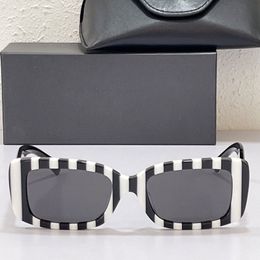 Gafas de sol 4108 Marco de rayas en blanco y negro Moda Personalidad Tendencia Gafas de sol para mujer Conducción Verano Vacaciones en la playa Protección UV Calidad superior con caja