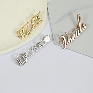 Broche con nombre personalizado de acero inoxidable polaco para mujer, broche personalizado con letras y colgante de corazón, joyería al por mayor, regalo de amistad