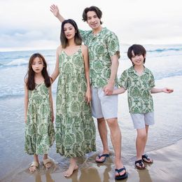 Vêtements polynésiens Famille Family Set Beach Mom and Daughter Boho Robe Dada Son Chirst Vacation Chemises Père Mother Kids Matching Clothes 240327