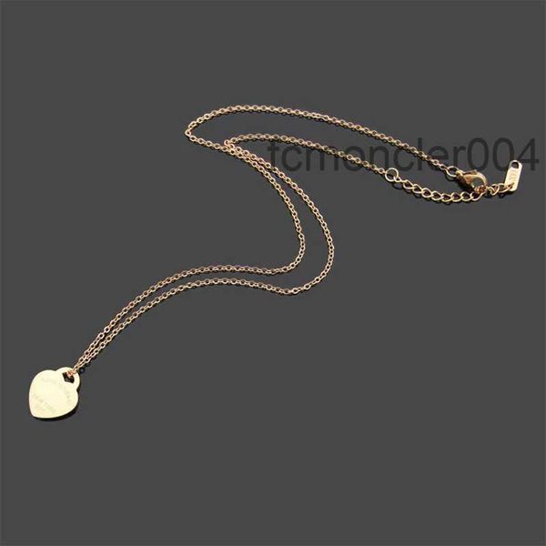 Populaire 2023 18kgold Nouveau pendentif Collier Fashion Charm Fashion's and Women's Fourleaf Heart de haute qualité Designer en acier inoxydable KMY2