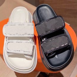 Populaires 2023 Nouvelles sandales à plateforme Sandales de designer pour femmes Chaussons avec logo de la marque Impression de lettres sur la partie supérieure Ins Mode Confort décontracté Sandales de plage élégantes