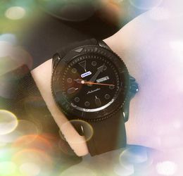 Date automatique populaire Les hommes regardent luxe coloré de sangle en caoutchouc de quartz horloge horloge heure double calendrier tous les cadeaux de montre-bracelet crimine