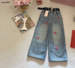 Populaire babyjeans Denim kinderbroek met pluche letterversiering Maat 100-160 Designer kinderbroek Inclusief riemen Dec20