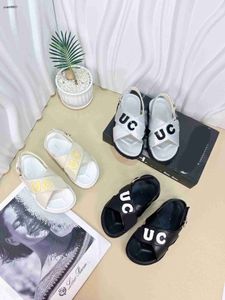 Sandales pour bébé populaires Logo contrasté gaufré Chaussures d'été pour enfants Prix de revient Taille 26-35 Y compris les pantoufles pour enfants en cuir de boîte 24 mars