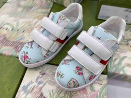 Zapatillas populares para bebés Sky Blue Kids Shoes Tamaño 26-35 Embalaje de marca de alta calidad Strapa de hebillas zapatos de diseño para niños 24 de mayo