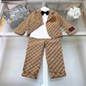 Chándales populares para bebés, niños, vestido formal de tres piezas para niños, talla 100-150, chaqueta con estampado completo de letras, camisa y pantalones blancos, 20 de enero