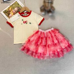 Popular Baby Tracksuit Summer Girls Dress Suit Kids Designer Clothes Taille 90-160 cm T-shirt d'impression de logo et jupe à gâteau en dentelle rouge 24april