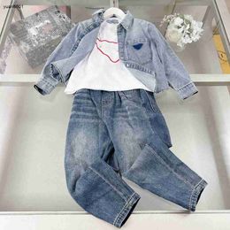 Populaire baby tracksuits zomer driedelige set kinderen designer kleding maat 100-160 cm ronde nek t-shirt denimjacks en jeans 24april