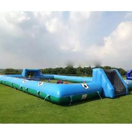 Popular juego al aire libre azul y verde, cancha de futbolín humano inflable, fútbol de jabón archivado para parque de atracciones