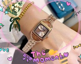 Popular Reloj para amantes de las mujeres de negocios Diseñador superior Reloj con movimiento de cuarzo Pequeñas empresas Ocio Oro rosa Pulsera de color plateado Reloj de pulsera Regalos