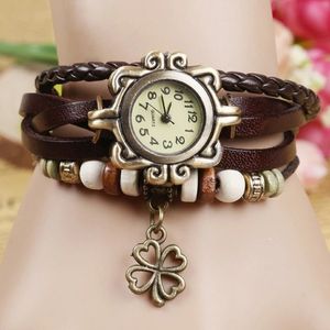 Reloj de pulsera trébol Etiqueta Correa de cuero Reloj Vestido de moda Relojes Hoja Flor Colgante Retro Cuarzo Pulsera Reloj