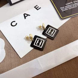 Populair designer merk stempel kettingen vintage stijl hanger kettingen klassieke logo luxe sieraden geselecteerde vrouwelijke cadeau vriendje minnaar familie verjaardag