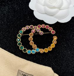 Populaire ontwerper broche pin klassieke kwaliteit kleurrijke strass brief broches voor mannen vrouwen passen beroemde sieraden kleding decoratie cadeau