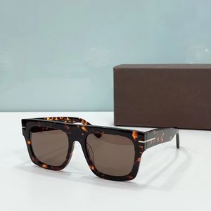 Lunettes de soleil de mode de créateurs populaires pour hommes 0711 1044 Femmes des créateurs pour femmes Lunettes de soleil pour la dame célèbre cadre de lettres UV400 Protect