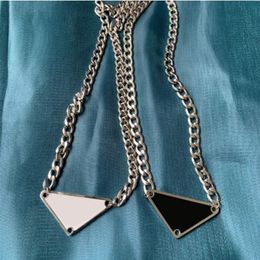 Collar de diseñador popular Triangle Fashionable Letras de color sólido Cadena de hombre con collar de calle Pung Punk Cool Cadenas largas para hombres ZB011 B4