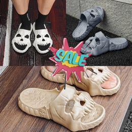 Zapatos populares de EVA, sandalias de suela gruesa con pies de calavera, zapatos de playa negros de verano para hombre, zapatillas transpirables GAI