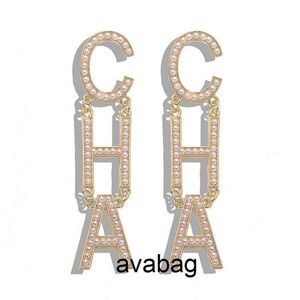 Populaire mode luxe designer overdreven grote Letter parel CHA lange drop dangle kroonluchter oorbellen voor vrouwen goud zilver D277Z