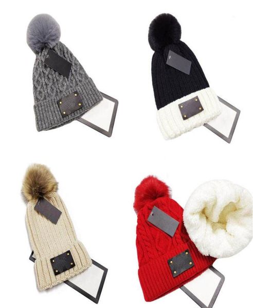 Bonnets d'hiver de mode populaire chapeaux chapeaux pour femmes hommes bonnet extérieur avec de vrais pompons de fourrure de raton laveur casquette de fille chaude snapback femme p8063602