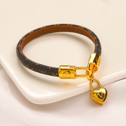 Conjunto de pulsera de brazalete de gama alta popular Joyas de diseñador Pulsera de corazón Collar colgante de cuero de marca europea 18 Conjunto de pulsera de regalo familiar con carta de amor chapada en oro