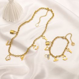 Conjunto de pulsera de collar de gama alta popular Pulsera de trébol de joyería de diseñador Collar colgante de bloqueo de marca europea 18 Conjunto de pulsera de regalo familiar con carta de amor chapada en oro