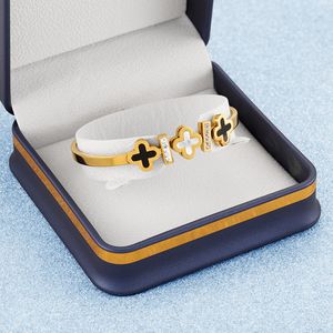 Populaire Ins-stijl vierbladige gras zwart-witte schelp titanium stalen armband met nisontwerp verguld met 18K gouden armband