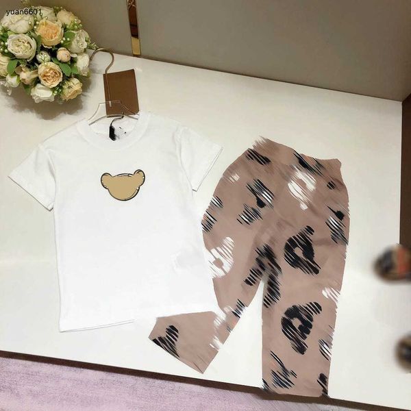 Vêtements de marque pour enfants populaires Survêtements pour bébés Taille 100-160 CM Ensemble d'été en deux pièces T-shirt et pantalon imprimés pour garçons avec motif de visage d'ours 24Mar