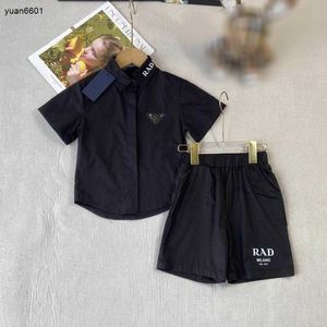 Popular Kids Designer Clother Summer set para niños de pistas para bebés Tamaño 100-160 cm Camisa de cuello de solapa negra pura y pantalones cortos 24 abril