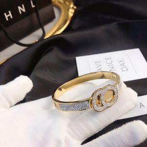 Bracelets de luxe populaires Design de mode sélectionné Bracelet en or Bracelet plaqué or 18 carats Accessoires de bijoux Exclusif pour femme Mariage Assorti Cadeau haut de gamme exquis