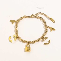 Populaire Marque De Luxe Quatre Feuilles Herbe Chaîne Bracelets Design De Mode Bracelet Plaqué Or 18k Senior Accessoires Amoureux Femmes Amour Inoxydable