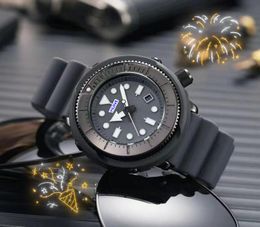 Montres de mode élégantes pour hommes populaires Date automatique Mouvement automatique Horloge Bracelet en caoutchouc Calendrier à quartz Veilleuse lumineuse Ensemble de sport étanche Auger Cool Watch