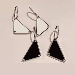 Populaire Ohrringe Metal Stud Oreing Boucles Designer pour femmes Triangle Oreurs Clips argentés Noir blanc Drop Luxury Luxury Luxury Jewerly ZB044