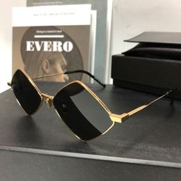 Las gafas de sol populares y populares para hombres y mujeres de marca conocida S302, el diseño de forma de diamante de moda, es la primera opción de foto de playa de fiesta de pasarela muy genial con caja original