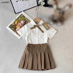 Robe de princesse populaire Girls Tracksuit Summer Baby Clothes Taille 90-140 cm Shirt à manches courtes blanches et jupe plissée kaki 24MA